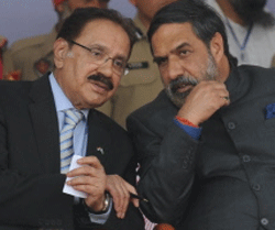 Indian Commerce Minister Anand Sharma  talks with Pakistan Commerce Minister Makhdoom Amin Fahim . AFP