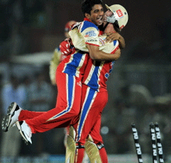 Royal Challengers Bangalore cricketer KP Appanna (L) celebrates with teammate AB DeVilliers after taking the wicket of Rajasthan Royals batsman Owais Shah during the IPL Twenty20 cricket match between Rajasthan Royals and Royal Challengers Bangalore at the Sawai Mansingh stadium in Jaipur. AFP Photo