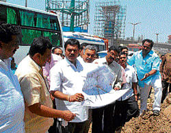Mayor D Venkatesh Murthy and Deputy Mayor L Srinivas  inspect the progress of civic projects at Nayandahalli on Monday. dh photo