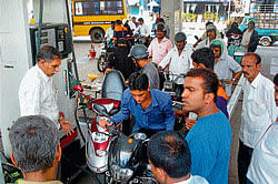 rush: Anxious crowd filling their vehicles at a petrol bunk in Mysore . dh photo by prashanth h G
