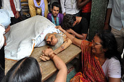 Family members grieve around the body of Brahmeshwar Singh, chief of the banned private army of landowners Ranvir Sena after he was killed by armed criminals, in Ara in the central Bihar state on June 1, 2012. The killing led to a spiral of violence in Ara and a daytime curfew imposed. AFP PHOTO/STR