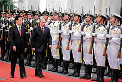 improving ties: Chinese president Hu Jintao and Russian president Vladimir Putin review a guard of honour during a welcoming ceremony at the Great Hall of the People in Beijing on Tuesday.  AFP