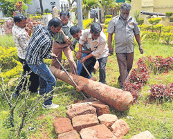 An age-old cannon being shifted to the archeology museum in Madikeri on Monday. DH Photo