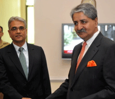 Pakistan's Defence Minister Naveed Qamar (R) shakes hands with Indian Defence secretary, Shashikant Sharama, before talks in Rawalpindi on June 11, 2012. Sharama arrived in Pakistan for talks on dispute over Siachen, the world highest battle field, where troops of the two countries are eyeball-to-eyeball, officials said. AFP