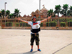 Peace to All Ahmed Haggagovic in front of the Akshardham Temple.