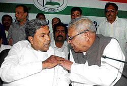Pacifying: Leader of the Opposition Siddaramaiah interacts with Iqbal Ahmed Saradagi who lost the Council elections, in Bangalore on Tuesday. DH Photo