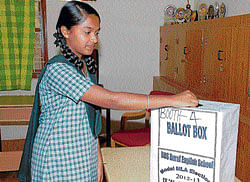 A mock election was held in the premises of BGS School in Agalagurki village in Chikkaballapur taluk on Wednesday. DH Photo