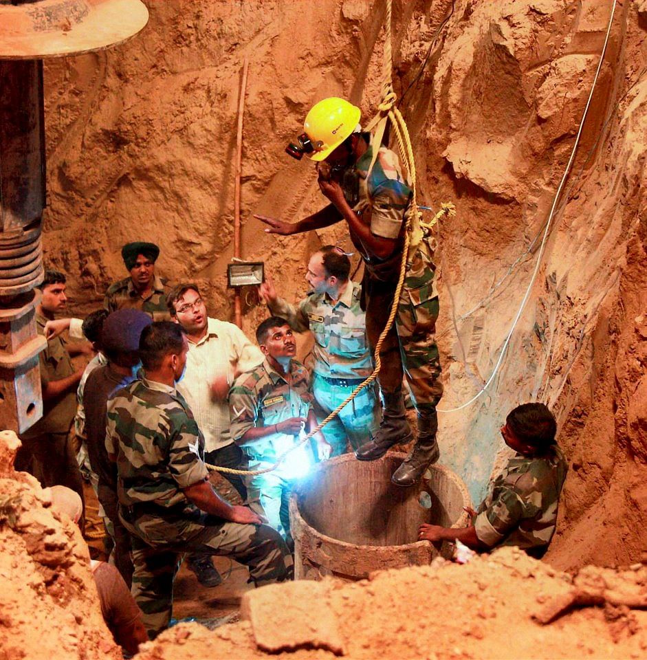 Manesar : Army personnel trying to save 4-yr-old Mahi who fell into a borewell at Kashan village, near Manesar on Thursday night. PTI Photo