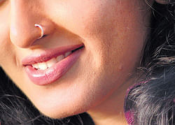 Sania nose deals pin