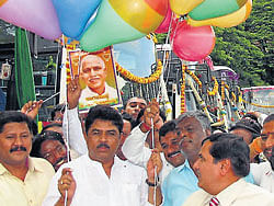 Home and transport minister R Ashoka inaugurates the city bus service in Mandya on Sunday. dh photo