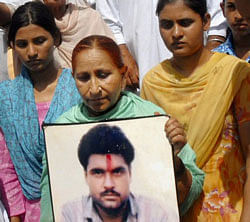 Sarabjit Singh's sister Dalbir Kaur and daughters hold his picture in this file photo. Pakistan President Asif Ali Zardari on Tuesday ordered the release of Sarabjit Singh, the Indian death row prisoner lodged in a Pakistani jail for the past 22 years, sentenced to life imprisonment, paving the way for his release in the next few days. File PTI Photo