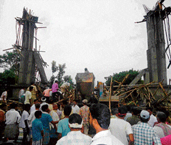 An under-construction arch which collapsed in Bada village of Shiggaon taluk on Friday. dh photo