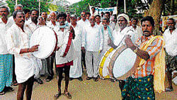 Members of Indian Farmers Federation celebrate in Gauribidanur on Saturday, welcoming the governments decision to implement Yettinahole project.&#8200;DH Photo