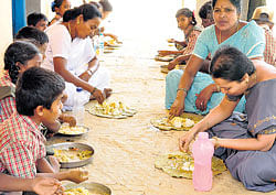 Breaking fear: Teachers K Varalakshmi, K Manjula and junior health assistant A V Gowramma having midday meal along with the students of Government Higher Primary School of Doddahasal village in Kolar taluk on Wednesday. dh photo