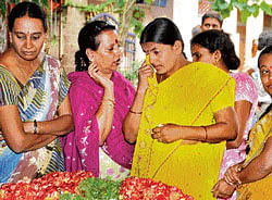 A tragic tale: Relatives mourn Pawans death at his residence at RT Nagar in the City on Wednesday. DH Photo