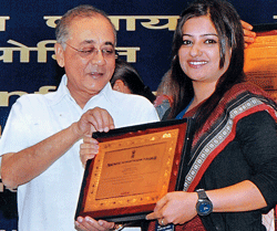 PRO-ACTIVE PRADHAN Union Minister for Tribal Affairs, V Kishore Chandra Deo presents Shama Khan with an award. Pic courtesy/wfs.