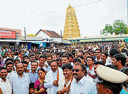 thanksgiving: Dy CM K S Eshwarappa surrounded by family, ministers and supporters atop Chamundi hill on Friday. Minister Suresh Kumar with wife and daughter offer prayers to presiding deity Chamundeshwari. Statue of Mahishasura decorated with flowers an eternal attraction atop the hill. dh photos
