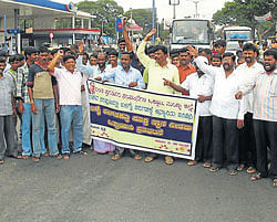Members of Dalit Progressive Associations Federation stage a protest against chief minister Jagadish Shettar for not giving representation in the cabinet to Scheduled Caste (right), in Mandya on Friday. dh photo