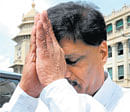 Haladi Srinivas greets the crowd in front of the Vidhana Soudha after tendering his resignation. DH Photo