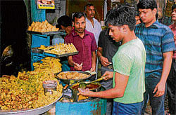 lip smacking Moong dal ke pakore with green chutney at Pahalwanji Ke Pakore Wale, Kinari Bazaar are most delectable.