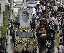 A truck carrying the mortal remains of late Bollywood actor Rajesh Khanna makes its way to the crematorium in Mumbai on Thursday. AFP