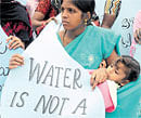 Right to water: A woman with her child joins the statewide protest against the National Water Policy 2012 in the City on Friday. DH Photo