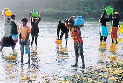 The villagers from Uggehalli Pyatehithlu (Anajoor) carrying water from river Hemavathi.