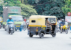 chaotic An autorickshaw jumps the signal and whizzes past. DH Photo by Shivakumar B H