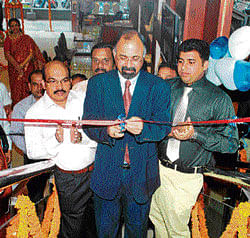 proud moment The exhibition at Jayanagar showroom being launched by Abu George, regional head, Federal Bank.