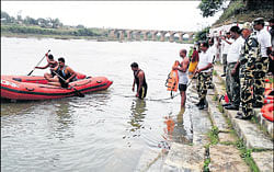 Policemen of NDRF 10 Batallion demonstrating skills to save lives in Ramanathapura in Hassan district. dh photo