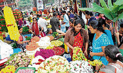 Market scene: Buyers at their argumentative best with vendors on the eve of  Varamahalakshmi festival at Basavanagudi on Thursday. DH Photo