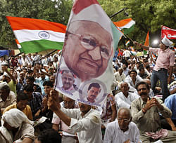 Government trying to break Team Anna, says Hazare