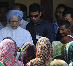 Original Indian Prime Minister Manmohan Singh (C) interacts with displaced Muslim villagers at a relief camp in Butgaon village in Assam state's Kokrajhar district on July 28, 2012. India's prime minister on July 28 told victims of deadly ethnic riots in the remote northeast it was 'a time for healing' and promised a 'proper inquiry' into the causes of the violence. Premier Manmohan Singh's statements came as police reported five more bodies had been recovered from the conflict in Assam between indigenous Bodo tribes and Muslim settlers over long-running land disputes, pushing the death toll to 50. AFP PHOTO