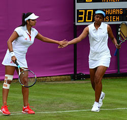 Rushmi Chakarvarthi (R) with teammate Sania Mirza during their women's doubles match against Taiwan's Chia-Jung Chuang and Su-Wei Hsieh in London on July 28, 2012. AFP