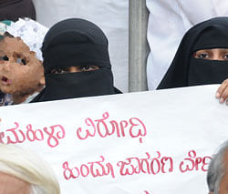 Members of Karnataka Komusowharda Vedike staging protest against Mangalore attack in front of Town hall in Bangalore on Sunday.DH Photo