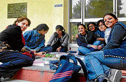 get-together Creative writing clubs are gaining popularity among students.