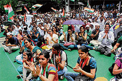 anna fever Crowds cheer for their Gandhian leader (above and below). Dh photos by pradeep kumar