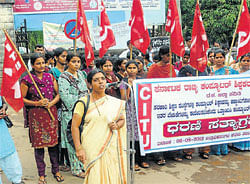women power: Karnataka State Computer Teachers Association District President Asha addresses the protesters in front of DCs office in Mangalore on Monday. DH Photo