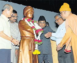 peace: Japanese survivor of A-bomb Iso Hiroo offers floral tributes to the statue of Swami Vivekananda in Mysore on Thursday. IARF chairman Thomas Mathew, secretary Mohammed Shabeer Ahmed, UoM vice-chancellor V&#8200;G&#8200;Talwar and Swami Muktidananda are seen. DH photo