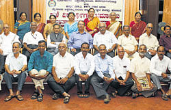 Kannada University (Hampi) former VC Prof Lakkappa Gowda (4th from left in middle row) and Kannada University and KSOU former VC Dr B A Viveka Rai (5th from left in middle row), the teachers for 1971-73 batch, along with their students at the reunion in Mangalore university.