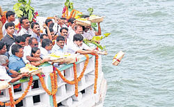 In spate: Medical education and district in-charge minister SA Ramdas offers bagina to Kapila river at Kabini reservoir, H D Kote taluk, Mysore district, on Sunday. MLC Siddaraju, zilla panchayat vice-president Bhagyalakshmi and others look on. dh photo