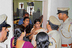Shidlaghatta Taluk Panchayat members argue with police who tried to rescue the executive officer. dh photo