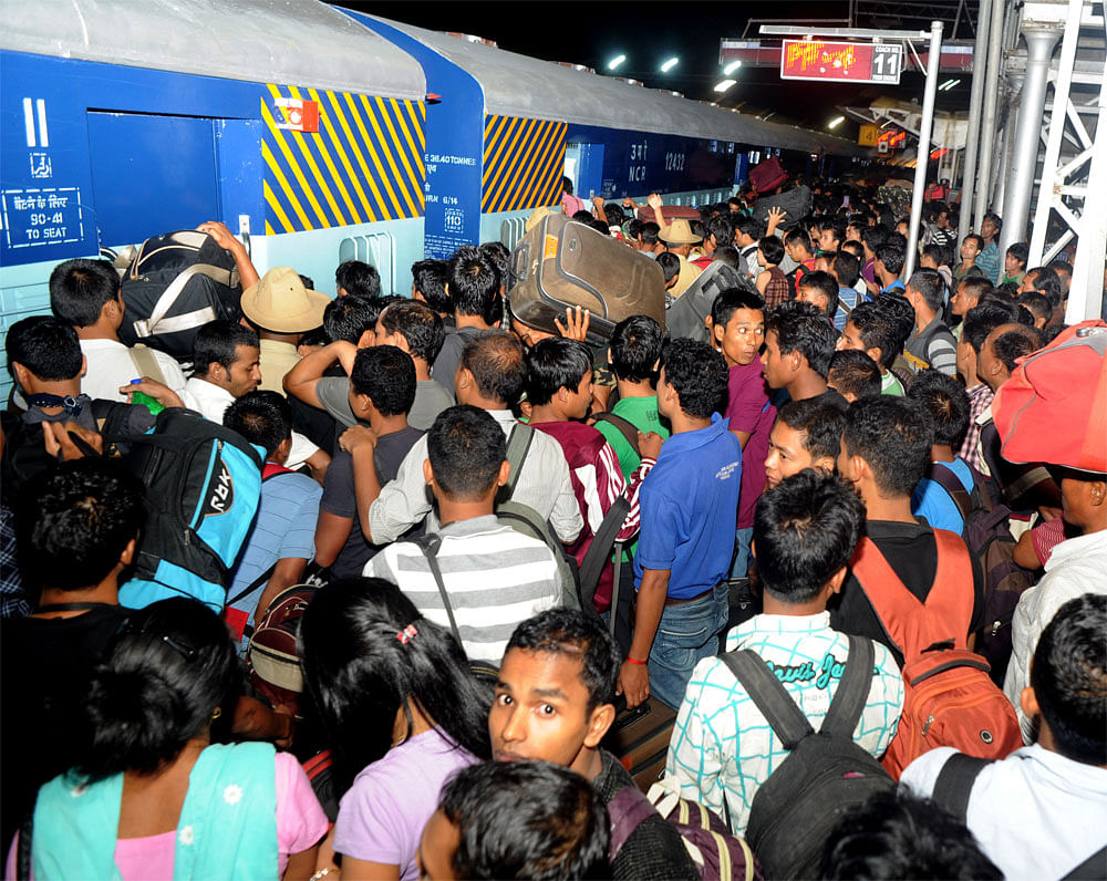 Large number of passenge of north east seen at the city railway station as the leave the city on confusion in riots at native place on Wednesday in Bangalore. DH Photo