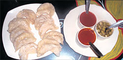 healthy A plate of steamed chicken momos.