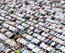 Thousands of Muslims gathered at Eid-ul-fitr prayers which marked the end of the fasting month of Ramzan. Devotees also prayed for communal harmony and welfare of the country on the occasion. DH Photo