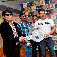 (From right) SMIPL National Head - Planning & DD Rakesh Kumar and Salman Khan meet Ek Tha Tiger, EK Hai Hayate contest winners.
