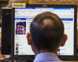 A senior citizen student stares at a computer screen during a class to teach seniors how to use Facebook at a branch of the New York Public Library in New York August 13, 2012. File Photo/Reuters