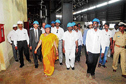 Energy Minister Shobha Karandlaje and Minister for Ports and Muzrai Kota Srinivas Poojary at the Udupi Power Corporation plant in Padubidri, Udupi district on Friday. DH&#8200;Photo