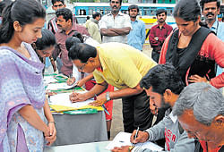 People register at the 27th National Eye Donation Fortnight programme organised by Lions International Eye Bank at Lalbagh on Sunday. DH Photo