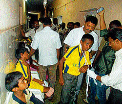 Doctors attending to students who were injured in a mishap in Periyaptna. dh photo